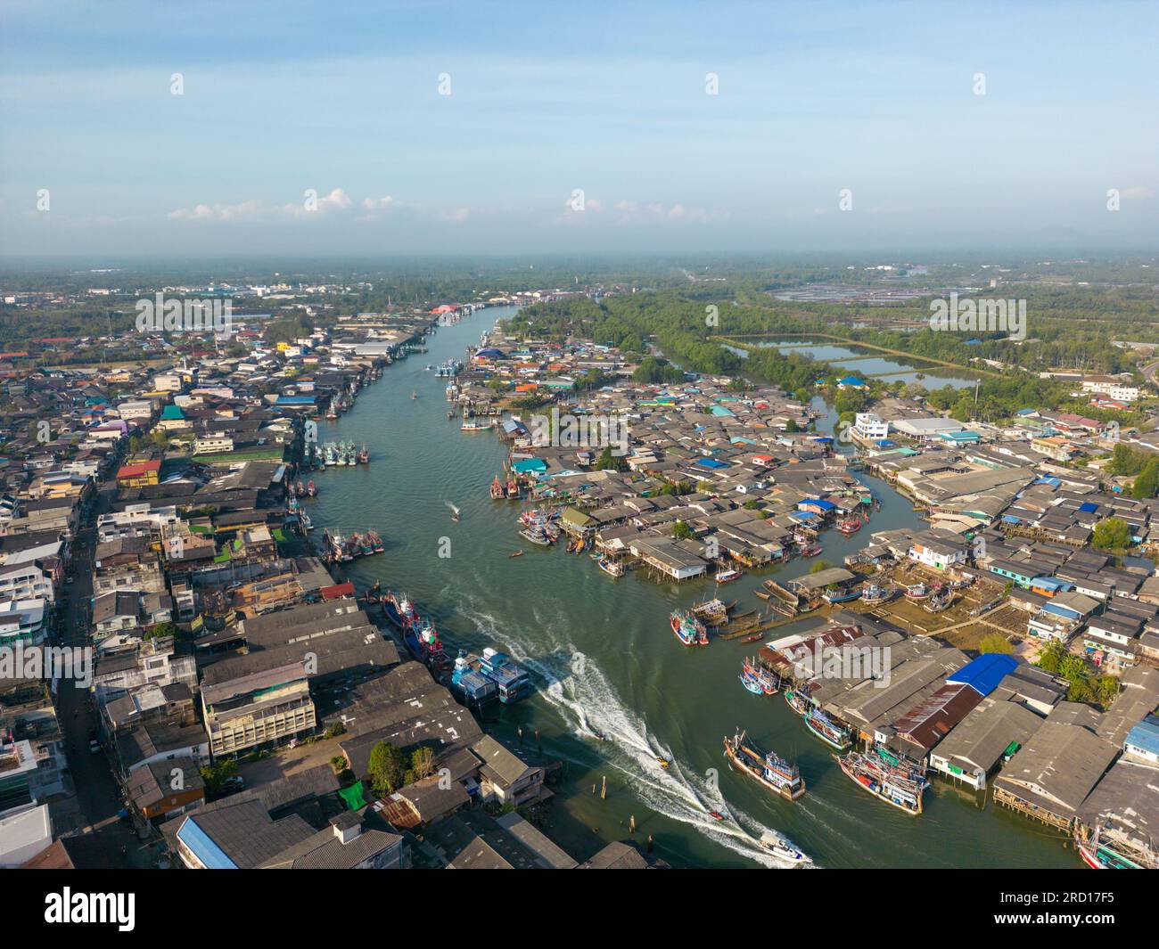 Chumphon, Thaïlande - 10 février 2023 : point de vue aérien drone de la rivière Tha Taphap depuis le point de vue de la montagne Khao Matsee à Pak Nam, Chumphon, Thail Banque D'Images
