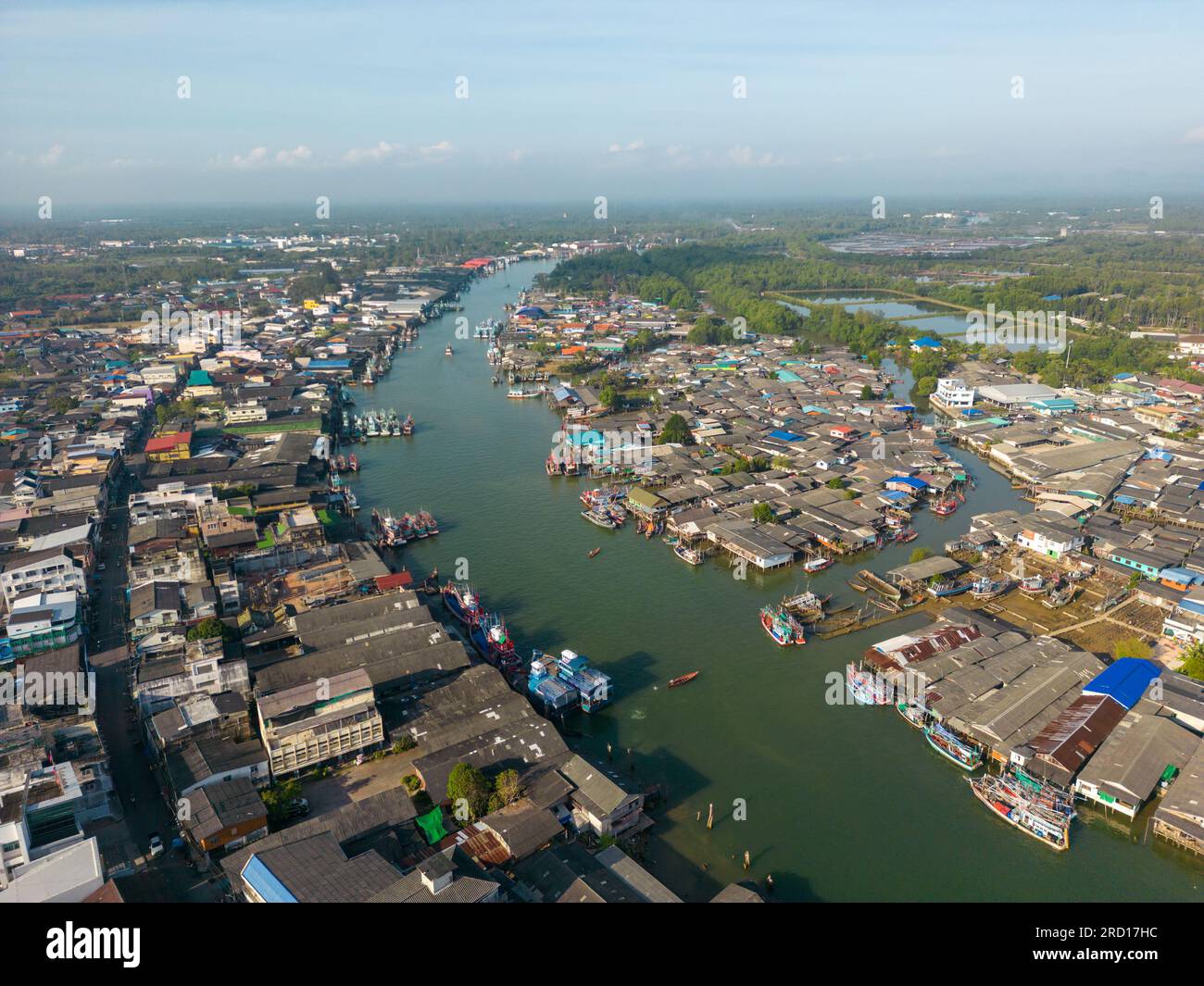 Chumphon, Thaïlande - 10 février 2023 : point de vue aérien drone de la rivière Tha Taphap depuis le point de vue de la montagne Khao Matsee à Pak Nam, Chumphon, Thail Banque D'Images
