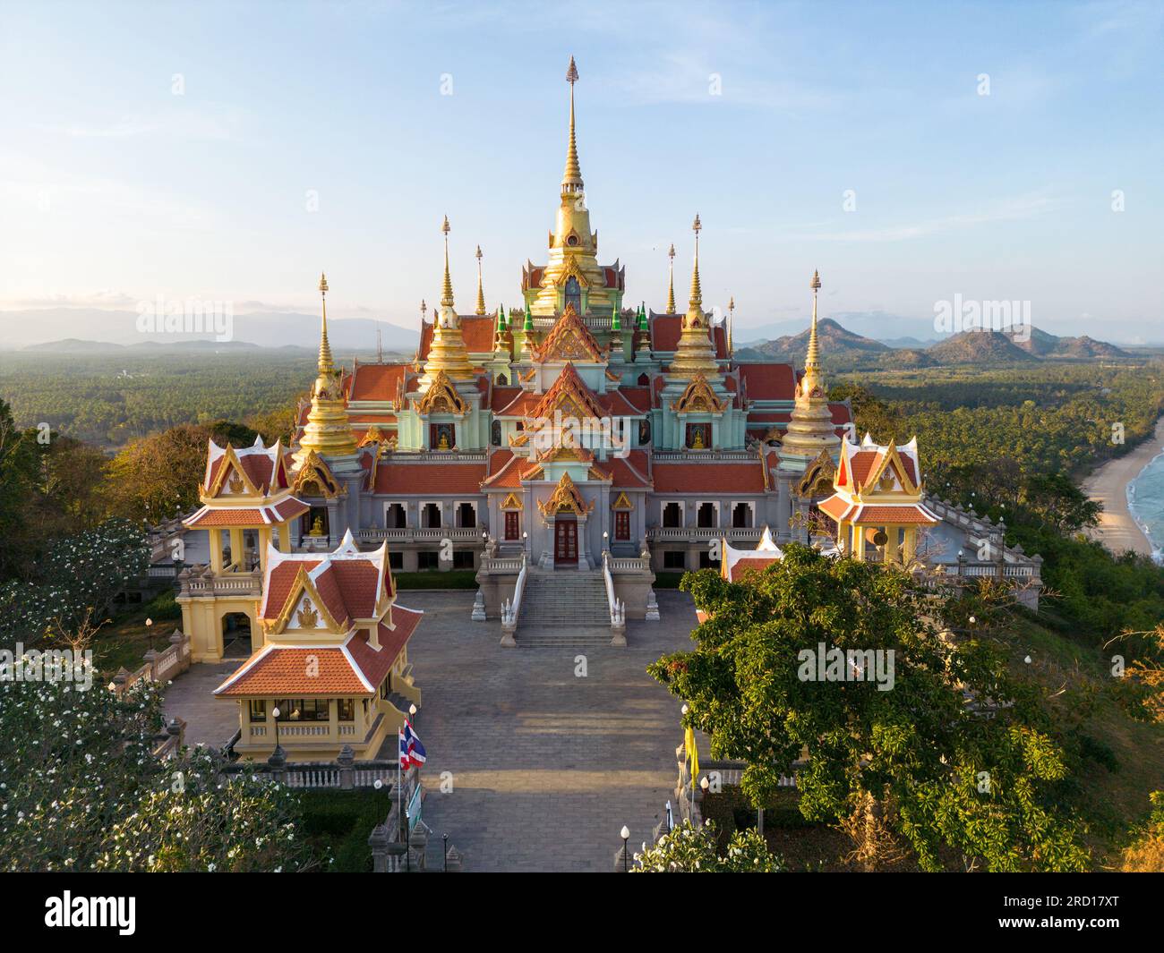 Wat Tang Sai est situé le long de la mer Ban Krut, sous-district de Thong Chai, district de Bang Saphan, province de Prachuap Khiri Khan. Banque D'Images