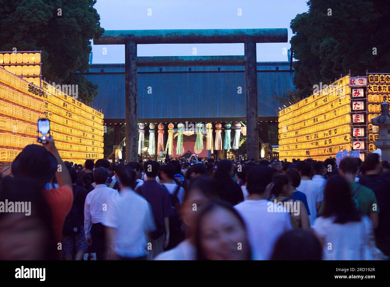 14 juillet 2023, Tokyo, Japon : Festival Mitama du 13 au 16 juillet. Basé sur Obon, un ancien festival japonais pour honorer les esprits des ancêtres décédés. Aujourd'hui, il est devenu un festival d'été aimé à Tokyo. Crédit : Michael Steinebach/AFLO/Alamy Live News Banque D'Images