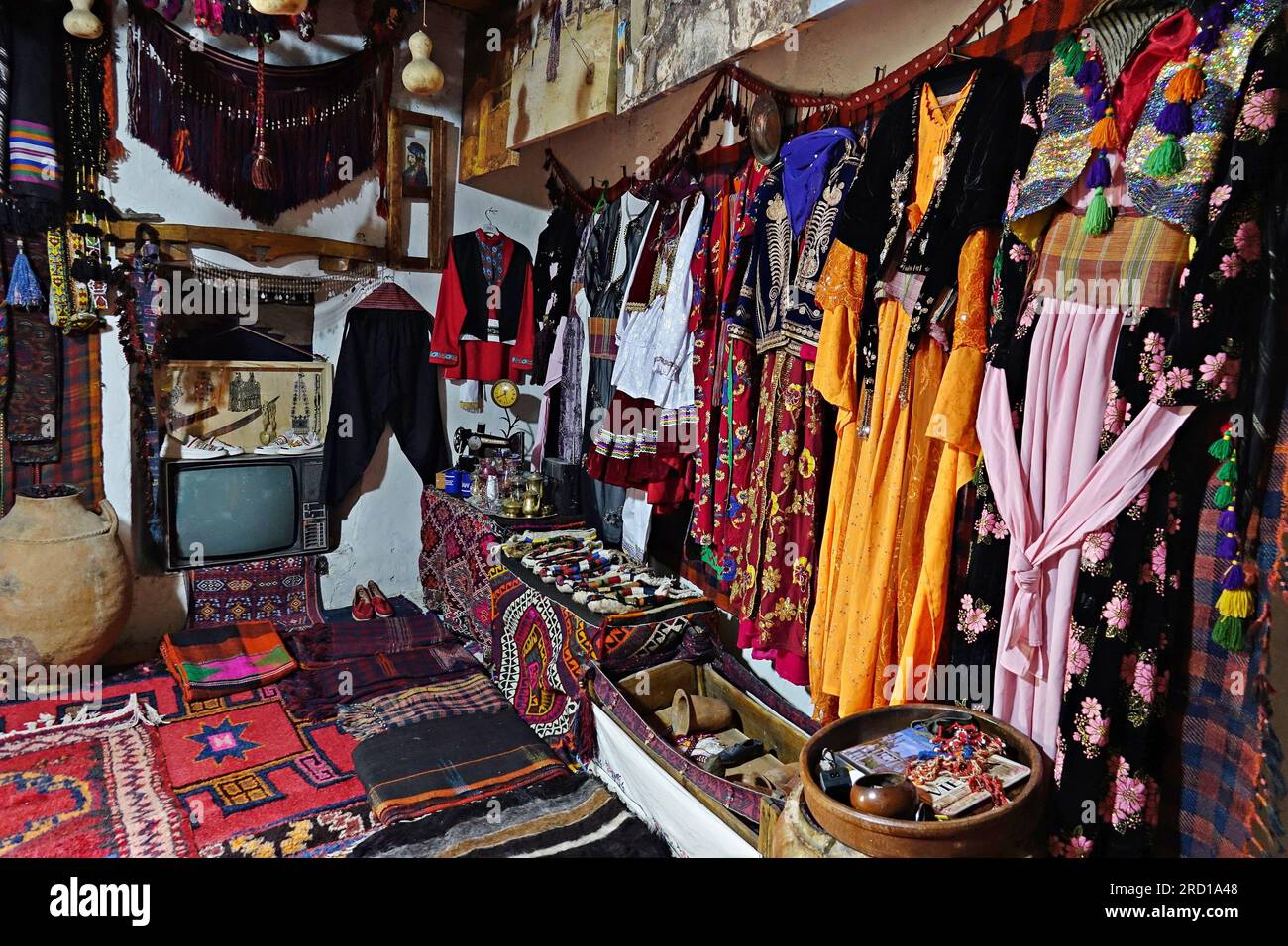 Des robes traditionnelles nationales kurdes et d'autres articles ménagers de différentes régions sont exposés au musée. Le folkloriste Seyda Goyan, qui a écrit 6 livres sur le folklore kurde, a fondé le « Musée ethnographique kurde Seyda Goyan », où environ un millier d'œuvres ethnographiques sont stockées et exposées de ses propres moyens. Seyda Goyan, qui n’a pas pu trouver de lieu d’exposition pour les œuvres qu’il a recueillies en trois ans, a fait de sa maison historique de 2 pièces un musée dans le quartier d’Uludere, dans la province de Sirnak en Turquie. Banque D'Images