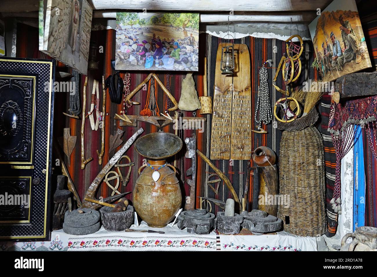 De vieux outils ménagers et de travail que les Kurdes utilisaient sont exposés au musée. Le folkloriste Seyda Goyan, qui a écrit 6 livres sur le folklore kurde, a fondé le « Musée ethnographique kurde Seyda Goyan », où environ un millier d'œuvres ethnographiques sont stockées et exposées de ses propres moyens. Seyda Goyan, qui n’a pas pu trouver de lieu d’exposition pour les œuvres qu’il a recueillies en trois ans, a fait de sa maison historique de 2 pièces un musée dans le quartier d’Uludere, dans la province de Sirnak en Turquie. (Photo de Mehmet Masum Suer/SOPA Images/Sipa USA) Banque D'Images