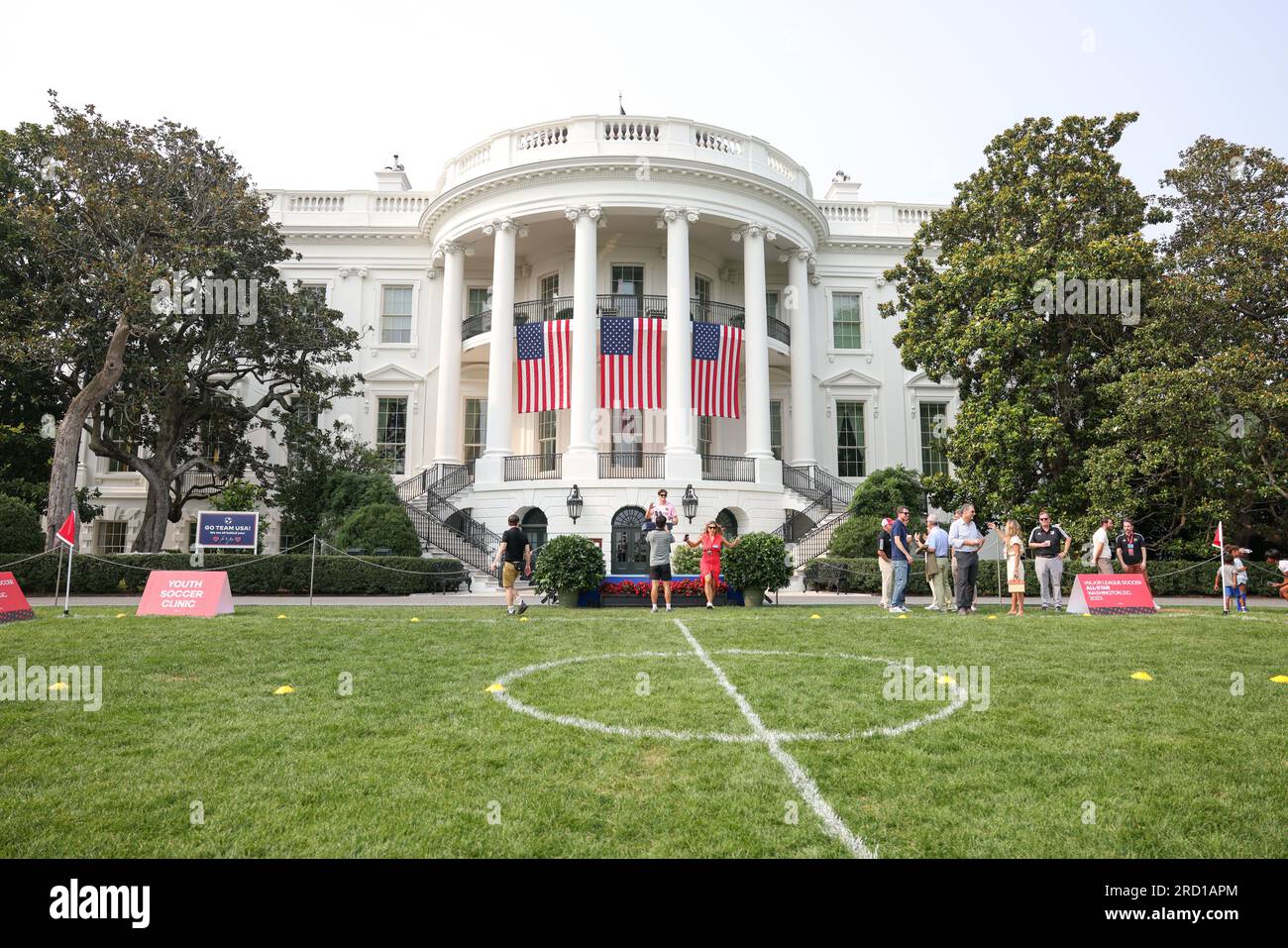 Washington, États-Unis d ' Amérique. 17 juillet 2017. Les enfants participent à une clinique de soccer pour jeunes avec des joueurs et des entraîneurs de la Major League Soccer (MLS) avant le match des étoiles de la MLS, sur la pelouse sud de la Maison Blanche à Washington, DC, le 17 juillet 2023. Crédit : Brazil photo Press/Alamy Live News Banque D'Images