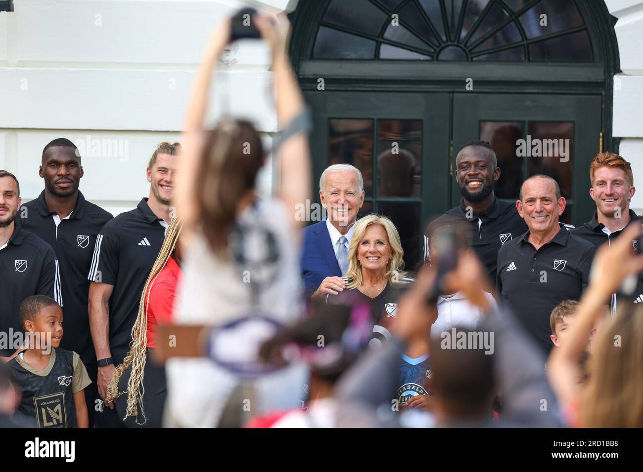 Washington, États-Unis d ' Amérique. 17 juillet 2023. Le président AMÉRICAIN Joe Biden (C-L) et la première dame Jill Biden (C-R) posent pour des photos aux côtés des joueurs et entraîneurs de la Major League Soccer (MLS), ainsi que des jeunes joueurs de soccer locaux participant à une clinique de soccer pour les enfants et les familles avant le match des étoiles de la MLS, Sur la pelouse sud de la Maison Blanche à Washington, DC, le 17 juillet 2023. Crédit : Brazil photo Press/Alamy Live News Banque D'Images