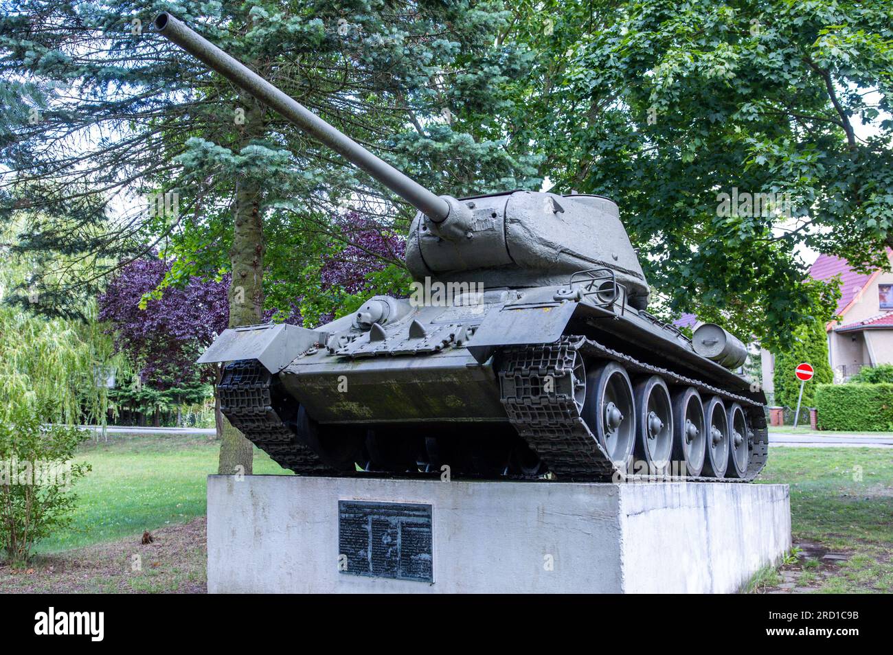 Lalendorf, Allemagne. 17 juillet 2023. Le dernier monument commémoratif des chars de Mecklembourg-Poméranie occidentale, créé en 1975 à l'occasion du 30e anniversaire de la Seconde Guerre mondiale, se trouve au milieu du village. Le char russe T-34 prit part aux batailles de Berlin et fit ensuite partie de l'inventaire de la NVA de l'Armée populaire nationale. Crédit : Jens Büttner/dpa/Alamy Live News Banque D'Images