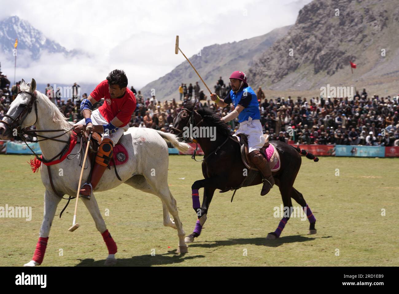 Joueurs de polo devant la foule au Shandur Polo Festival Banque D'Images