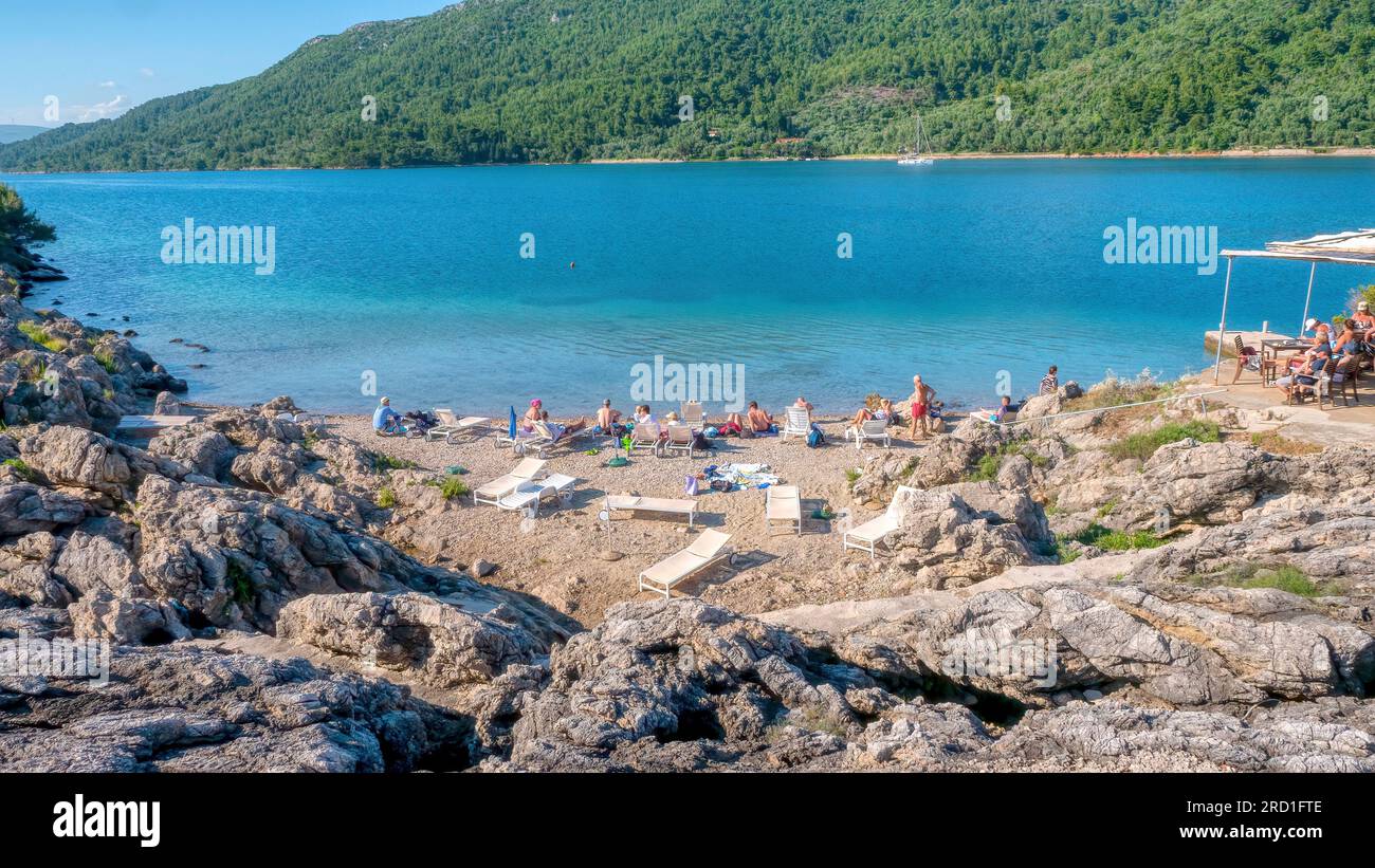 Vacanciers profitant d'un après-midi ensoleillé sur la petite plage isolée de Prijezba près de Sipanska Luka sur l'île de Sipan sur la côte dalmate, Croatie. Banque D'Images