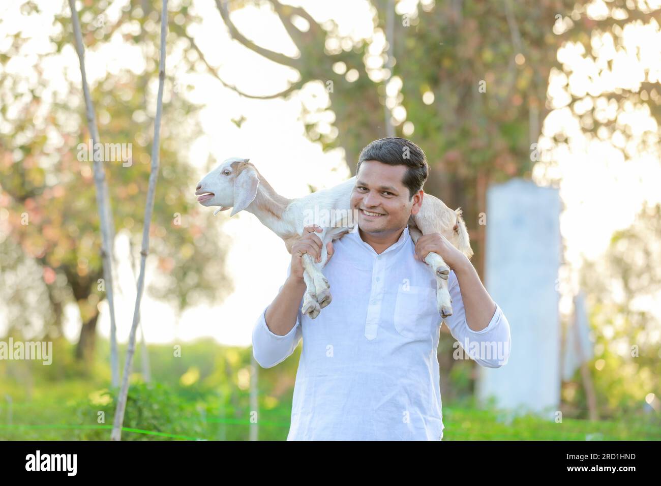 Heureux fermier indien, tenant la chèvre indienne Banque D'Images