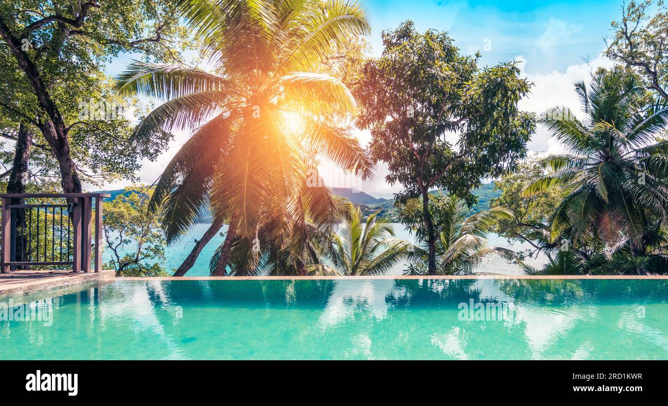 Belle piscine extérieure de luxe dans le complexe hôtelier. Banque D'Images