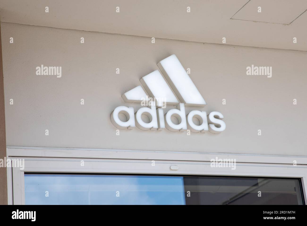 Lyon , France - 07 15 2023 : adidas logo signe et texte de marque devant la  façade entrée de chaussures de magasin sportif fabricants de chaussures de  mode de sport Photo Stock - Alamy