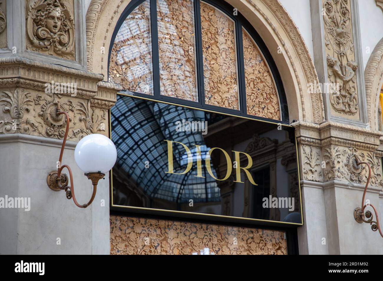 Milan , Italie - 07 10 2023 : marque de signe de magasin dior texte et logo de la marque de la chaîne de mode de créateurs de la façade d'entrée Banque D'Images