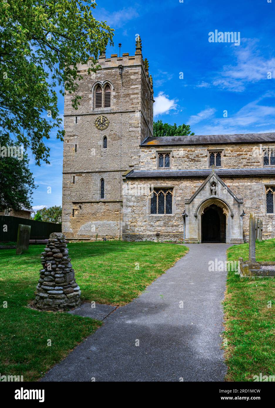L'église du village de St Chad, Dunholme, Lincolnshire, Royaume-Uni - l'église paroissiale avec sa tour, qui est principalement médiévale en construction, par un chaud après-midi d'été sous un ciel bleu Banque D'Images