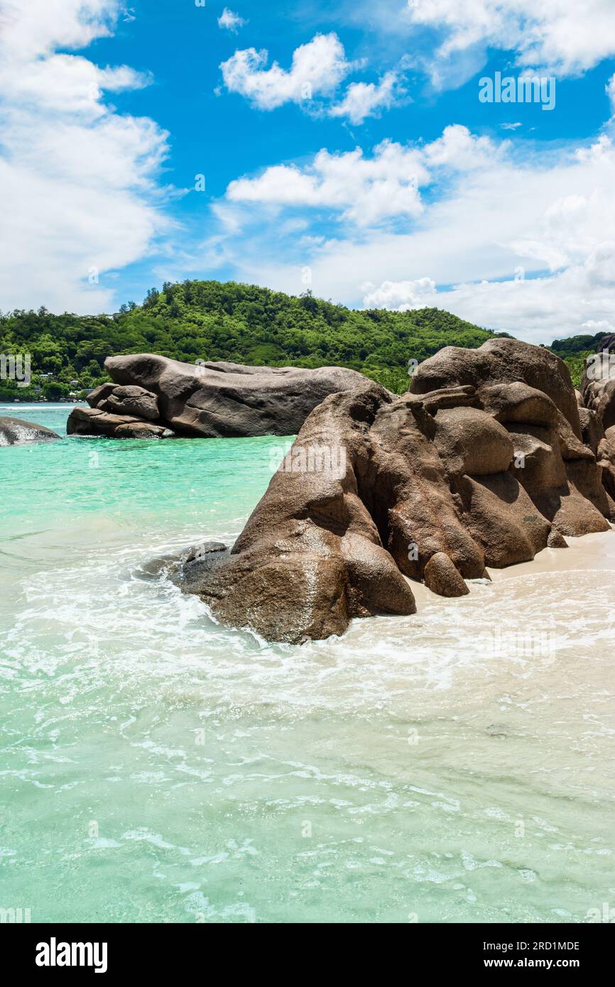 Roches granitiques sur la plage publique de Baie Lazare, île de Mahé, Seychelles. Banque D'Images