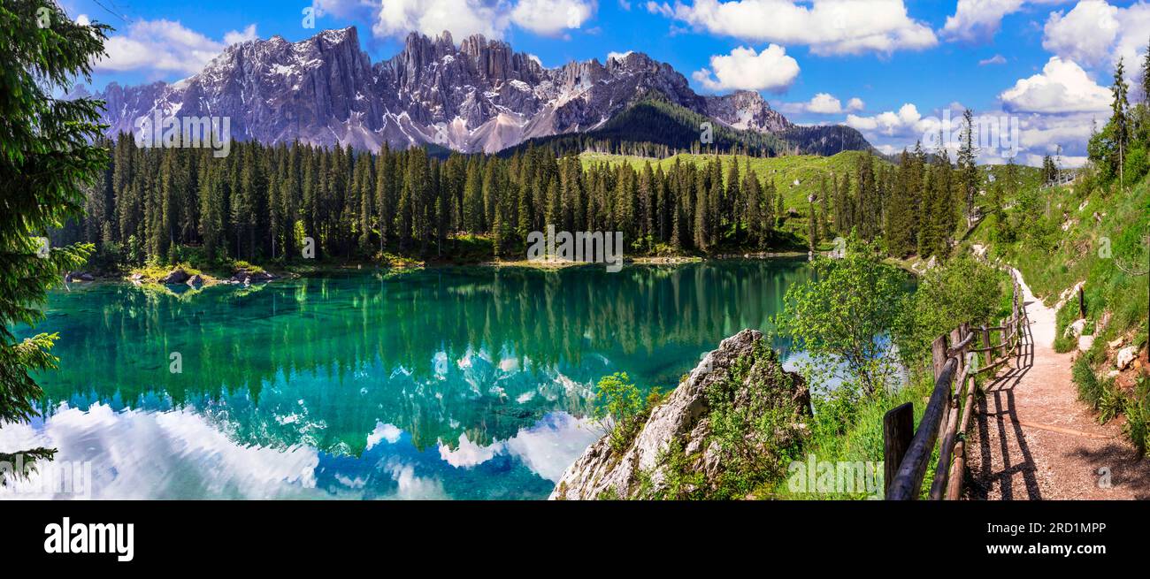 Paysage naturel idyllique- Trasparent lac de montagne Carezza entouré de roches Dolomites- l'un des plus beaux lacs des Alpes. Tyrol du Sud. I. Banque D'Images