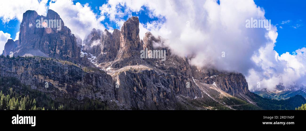Panorama à couper le souffle des belles montagnes des Alpes Dolomites, Cortina d'ampezzo station de ski dans le sud du Tyrol dans le nord de l'Italie. Paysage de nature alpine Banque D'Images