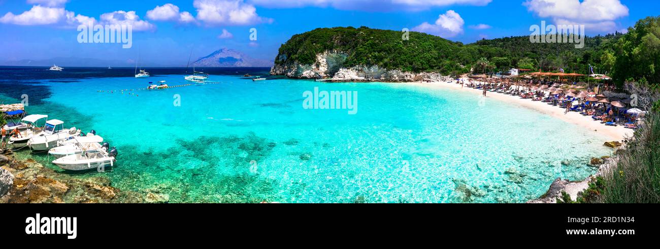 Grèce. Île d'Antipaxos - petite belle île ionienne avec de magnifiques plages blanches et une mer cristalline turquoise. Vue sur la superbe plage de Vrika Banque D'Images