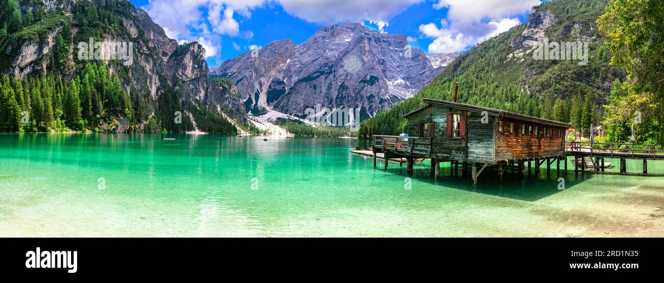 L'un des plus beaux lacs alpins de montagne - magique Lago di Braies, entouré par les montagnes Dolomites. Tyrol du sud, Italie Banque D'Images