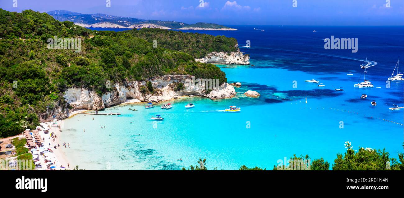 Grèce. Île d'Antipaxos - petite belle île ionienne avec de magnifiques plages blanches et une mer tyrquoise. Vue sur la magnifique plage de Voutoumi Banque D'Images