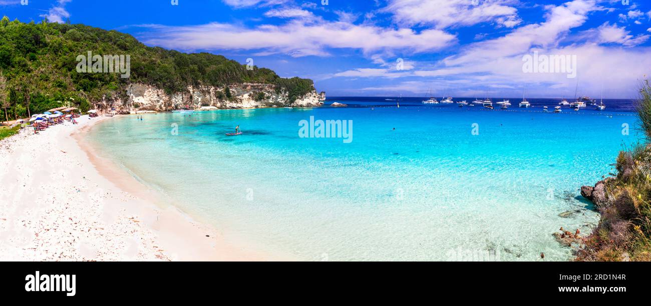 Grèce. Île d'Antipaxos - petite belle île ionienne avec de magnifiques plages blanches et une mer tyrquoise. Vue sur la magnifique plage de Voutoumi Banque D'Images