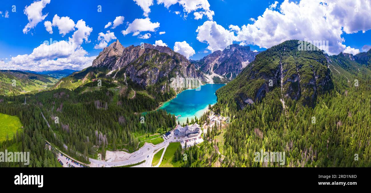 Tyrol du sud, Italie . L'un des plus beaux lacs alpins de montagne - magique Lago di Braies, entouré par les montagnes Dolomites. panorami aérien de drone Banque D'Images