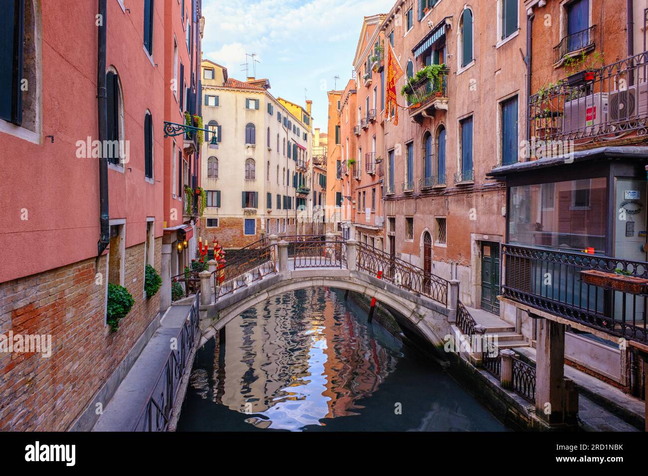 Venise, Italie - 22 juin 2023 : Canal, pont et maisons anciennes de Venise. Banque D'Images