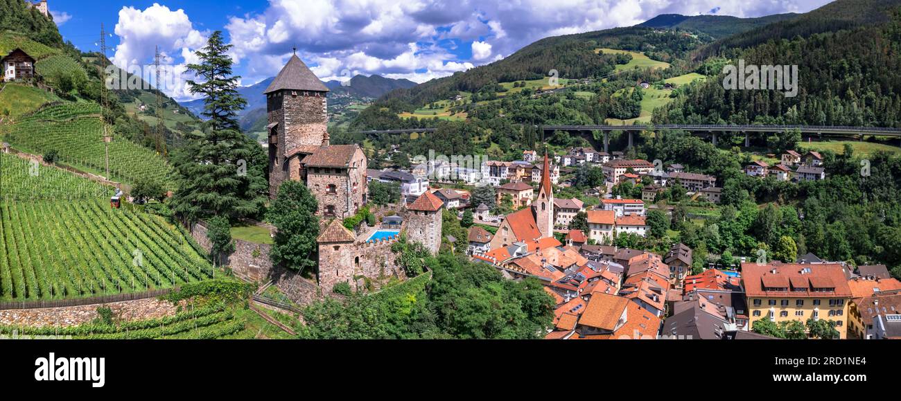 Beaux endroits pittoresques du nord de l'Italie. Charmant village Chiusa . Vue panoramique aérienne avec château médiéval Branzoll. Tyrol du Sud, Bolzano Provi Banque D'Images