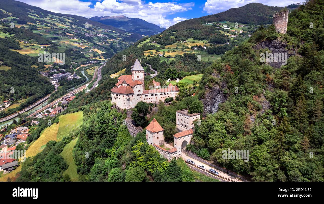 Voyage et monuments du nord de l'Italie. Majestueux château médiéval de Trostburg - le musée des châteaux du Tyrol du Sud à Valle Isacro Banque D'Images