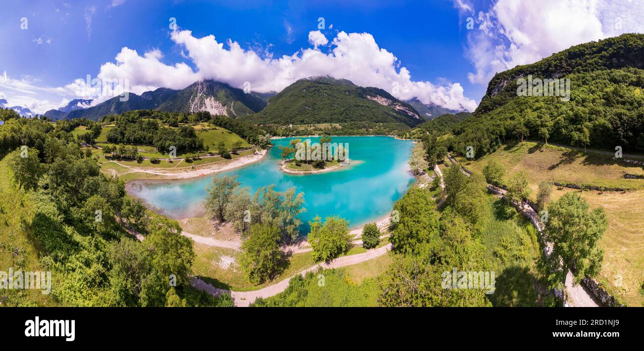 Magnifique lac turquoise Tenno dans la région du Trentin en Italie, surrouded par les montagnes des Alpes. Vue panoramique aérienne drone Banque D'Images