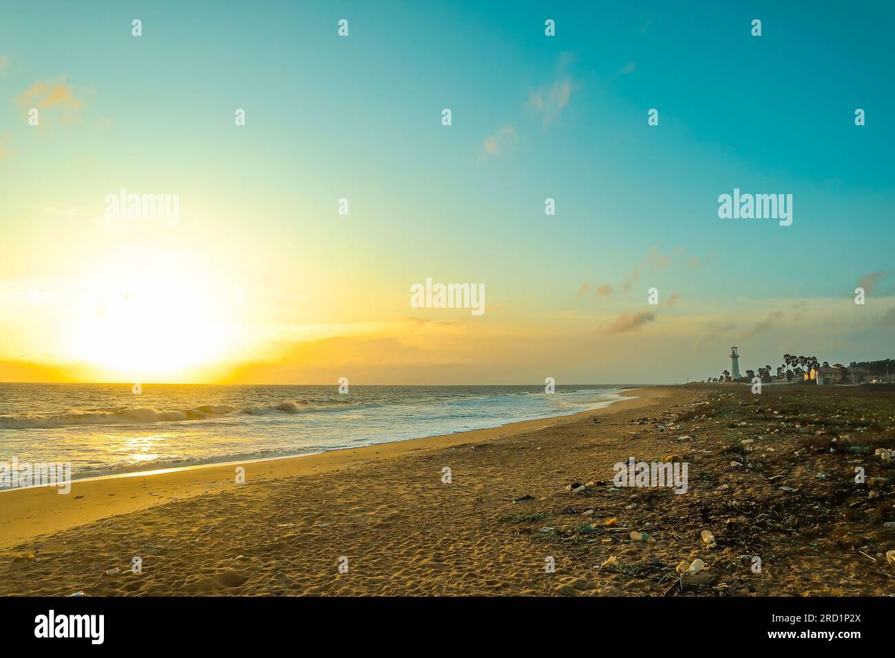 Magnifique coucher de soleil sur la plage. Arrière-plan de la nature Banque D'Images