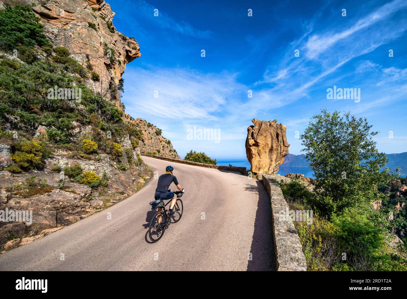 Cyclisme sur route près de la ville de Porto sur l'île de Corse, côte ouest, France Banque D'Images