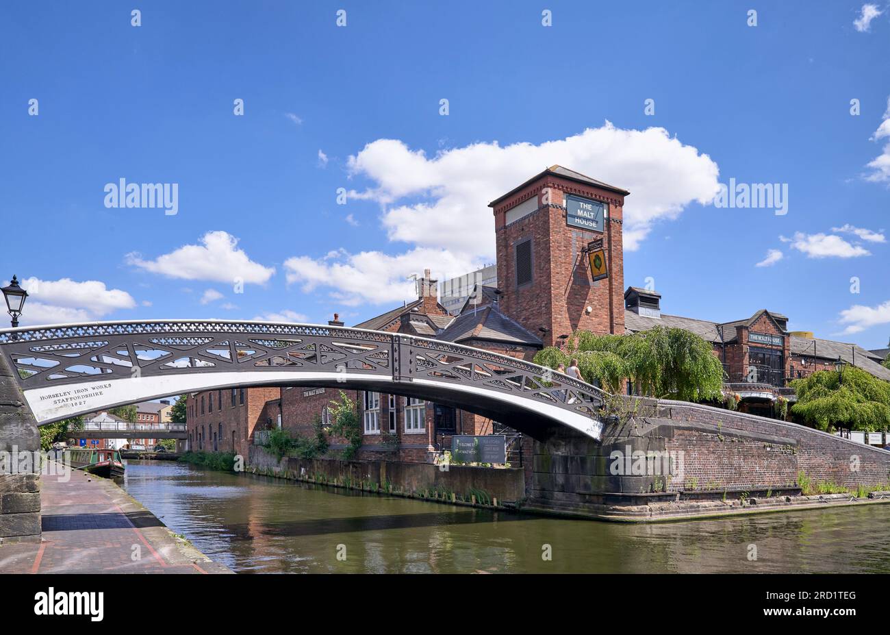 Old Turn Junction sur le canal à Brindley place, canal, centre-ville de Birmingham avec le pub malt House au loin. Angleterre Royaume-Uni Banque D'Images