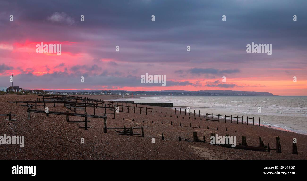 Lever de soleil Moody de la côte à Pevensey Bay East Sussex sud-est de l'Angleterre Royaume-Uni Banque D'Images