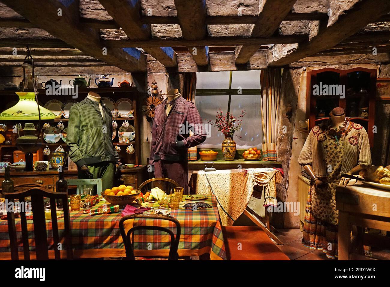 Décoration intérieure de la cuisine Burrow (maison de Weasley) et costumes, la fabrication de Harry Potter à la Warner Brothers Studio tour-Londres, Royaume-Uni Banque D'Images