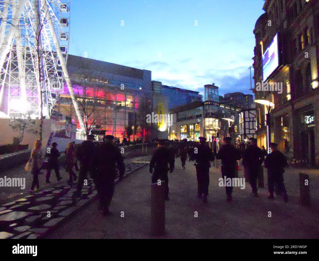 Des officiers de la police du Grand Manchester parlent aux fans de football dans les bars d'un Exchange Square animé, au centre de Manchester, au Royaume-Uni, avant le Manchester United vs Ajax UEFA Europa League Round of 32, qui s'est tenu à Old Trafford, le jeudi 23 février 2012. L'atmosphère est tendue. MUFC a continué à perdre le match, mais ils ont toujours avancé sur Aggregate pour réserver un match nul de la Ligue Europa-16. La police est soucieuse de garder les fans loin du centre de divertissement Printworks afin de former une ligne. Manchester United a progressé jusqu'à la finale 16 de la Ligue Europa remportant 3-2 sur l'ensemble, malgré une défaite 2-1 face à l'Ajax. Banque D'Images