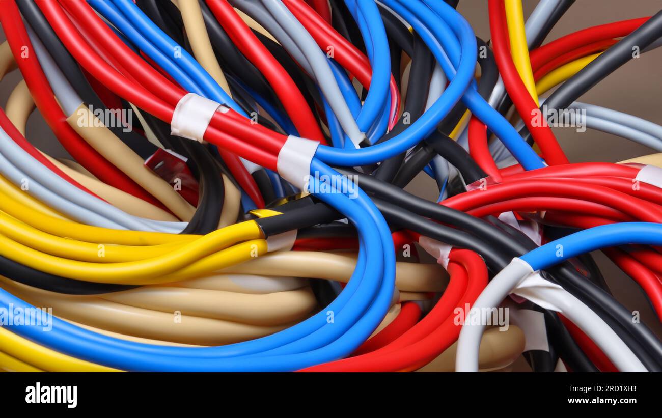 Groupe de câbles électriques colorés Photo Stock - Alamy