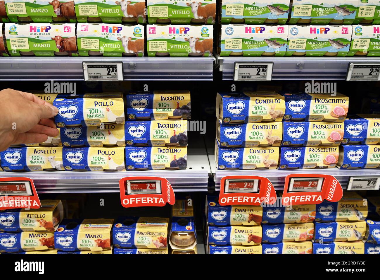 Repas de bébé dans un pot à vendre dans une épicerie Banque D'Images