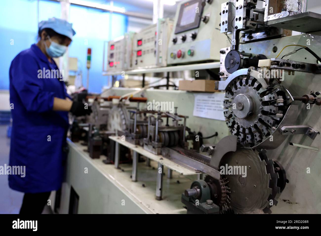 BINZHOU, CHINE - 17 JUILLET 2023 - Un travailleur produit des dispositifs empilés de silicium à haute tension dans une entreprise de fabrication de dispositifs semi-conducteurs à Yangxin co Banque D'Images