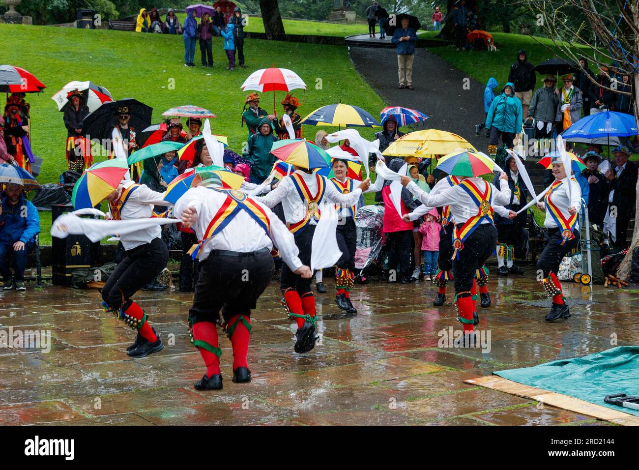 Mendip Morris, dansant dans la rai à Buxton Day of Dance 2023 Banque D'Images