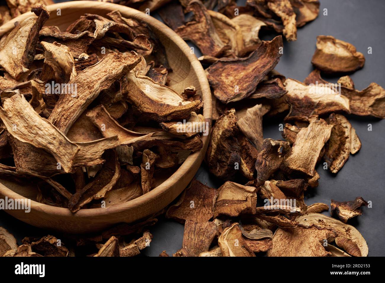 Gros plan de tranches de champignons porcini séchées sur plate-forme mobile Banque D'Images