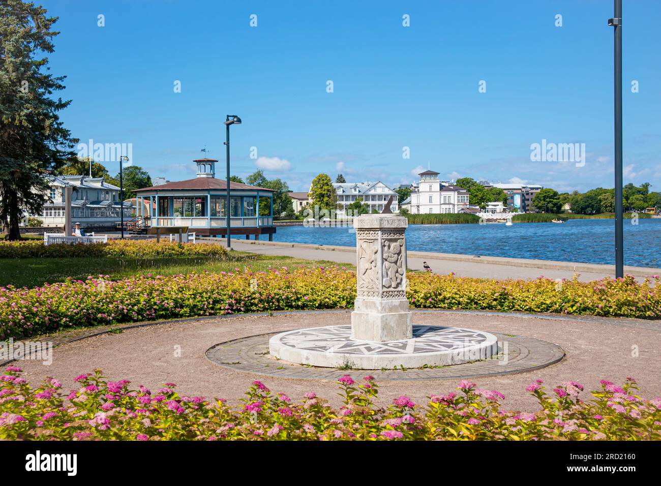Haapsalu, Comté de Lääne, Estonie-09JUL2023 : horloge à cadran solaire Haapsalu sur la promenade, monument populaire. Belle vue sur la rue d'été à l'extérieur par la mer. Banque D'Images