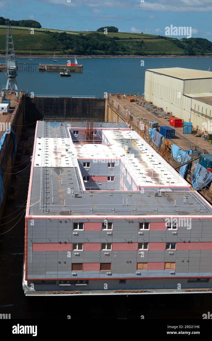 Navire d'hébergement de trois étages pour demandeurs d'asile en cours de rénovation en cale sèche à Falmouth Angleterre Banque D'Images