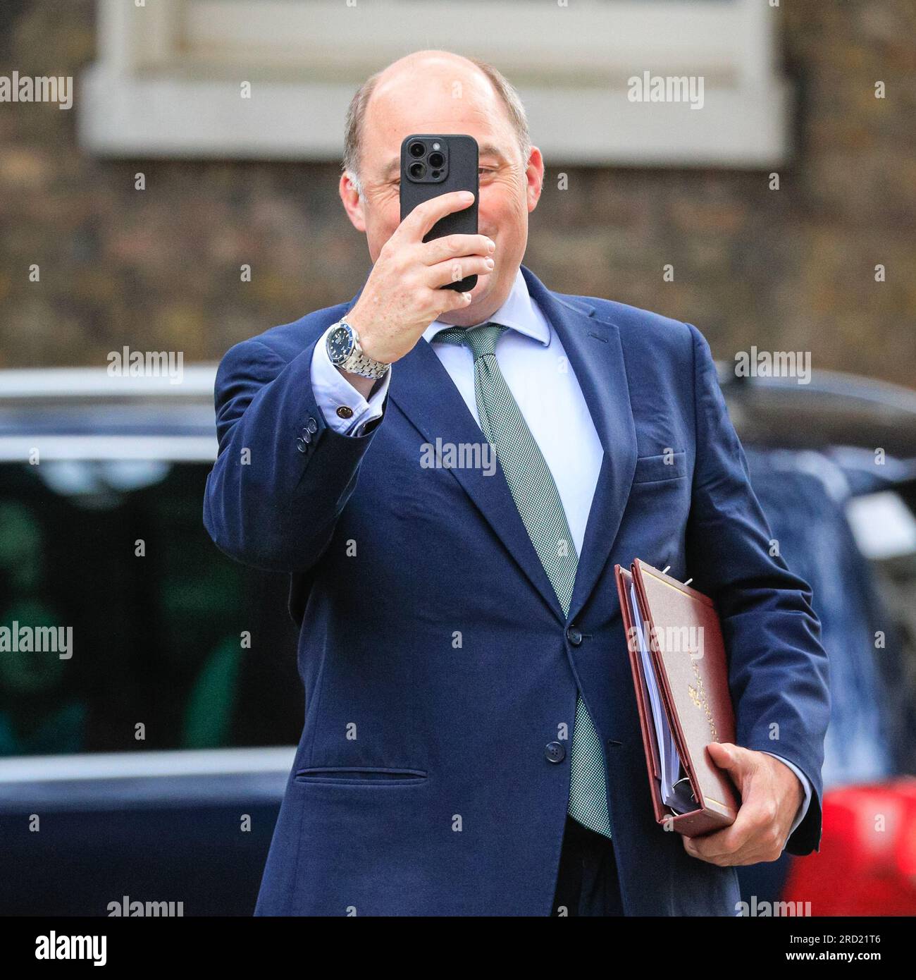 Londres, Royaume-Uni. 18 juillet 2023. Ben Wallace, député et secrétaire d'État à la Défense, a l'air joyeux et prend des photos de la presse sur ce qui pourrait être sa dernière réunion de cabinet. Wallace a annoncé qu'il démissionnerait du cabinet lors du prochain remaniement et démissionnerait également de son poste de député. Les ministres et les politiciens du Parti conservateur britannique du gouvernement Sunak arrivent pour la réunion hebdomadaire du cabinet. Ce sera probablement le dernier Cabinet avant la pause parlementaire. Crédit : Imageplotter/Alamy Live News Banque D'Images