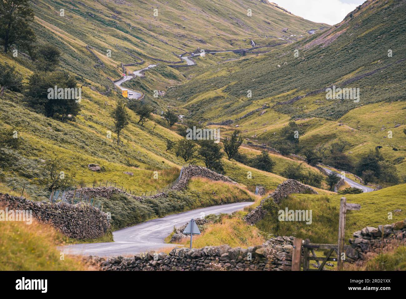 Route sinueuse à travers les montagnes dans la région des lacs, cumbria, royaume-uni Banque D'Images