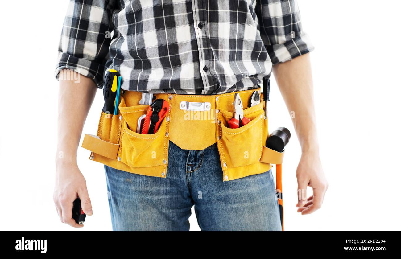 Homme portant la ceinture de montage avec des outils pour la réparation isolé sur fond blanc. Équipement professionnel de bricoleur Banque D'Images