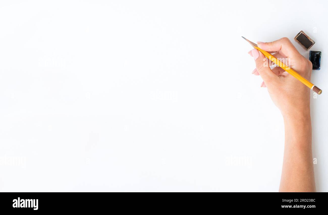 Vue de dessus des mains de fille dessinant avec des crayons et des peintures avec Copyspace Banque D'Images