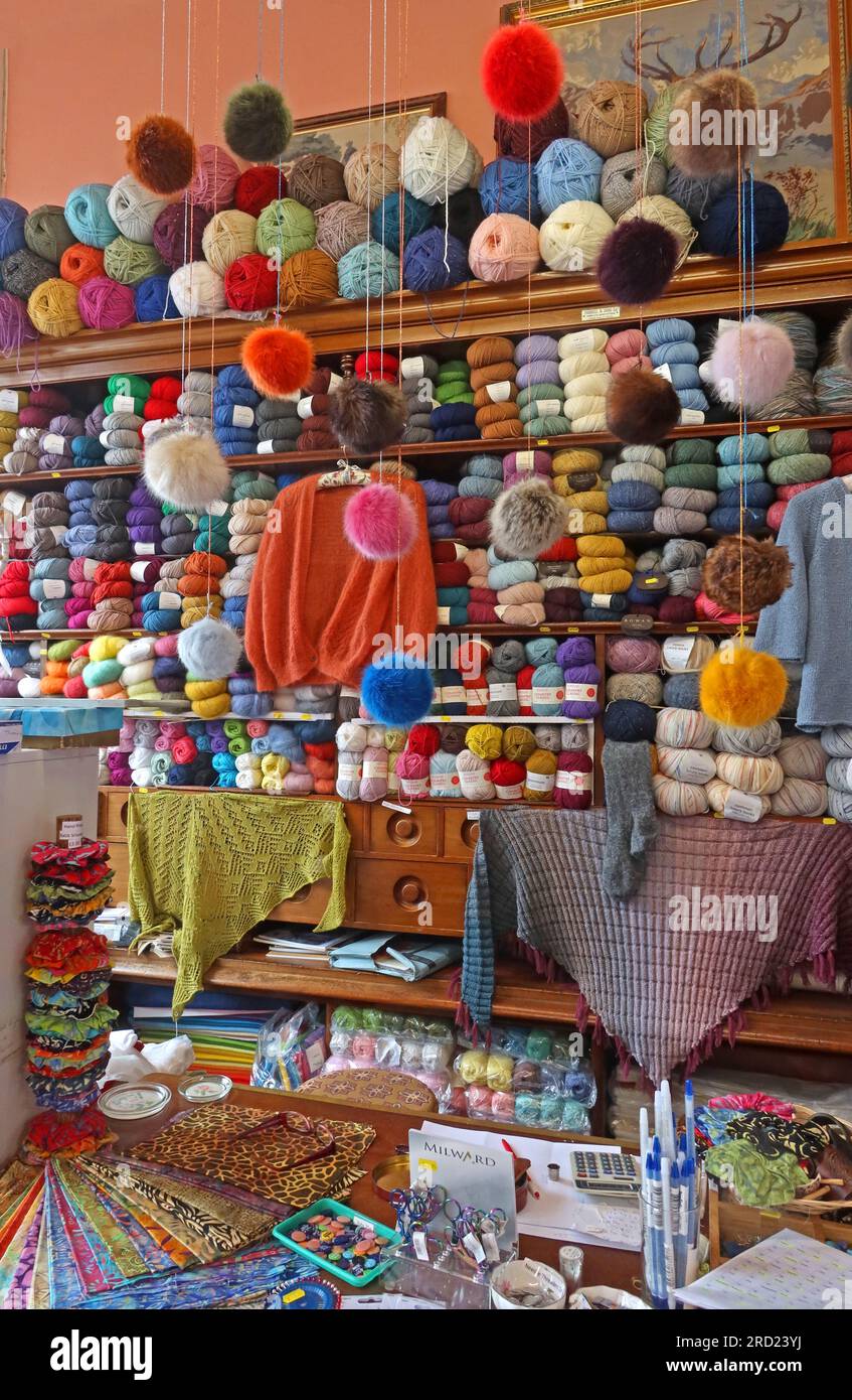 Boules de laine à tricoter, dans la boutique Beachcomber à Filey, North Yorkshire, Angleterre, Royaume-Uni, Banque D'Images