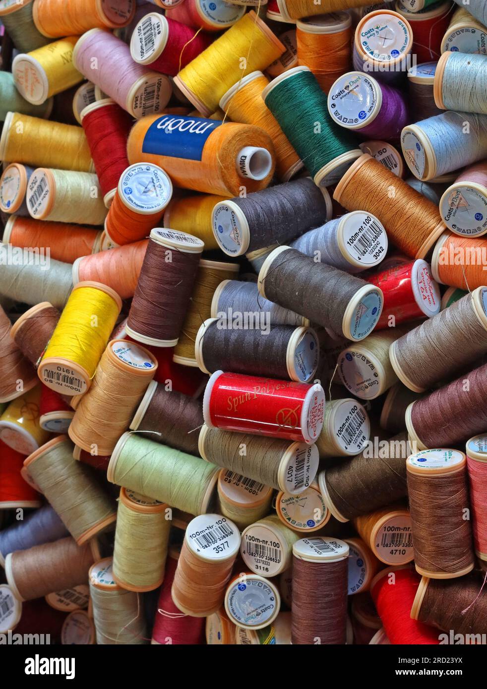 Bobines de couleur coton dans la boutique Beachcomber à Filey, North Yorkshire, Angleterre, Royaume-Uni, YO14 9HU Banque D'Images