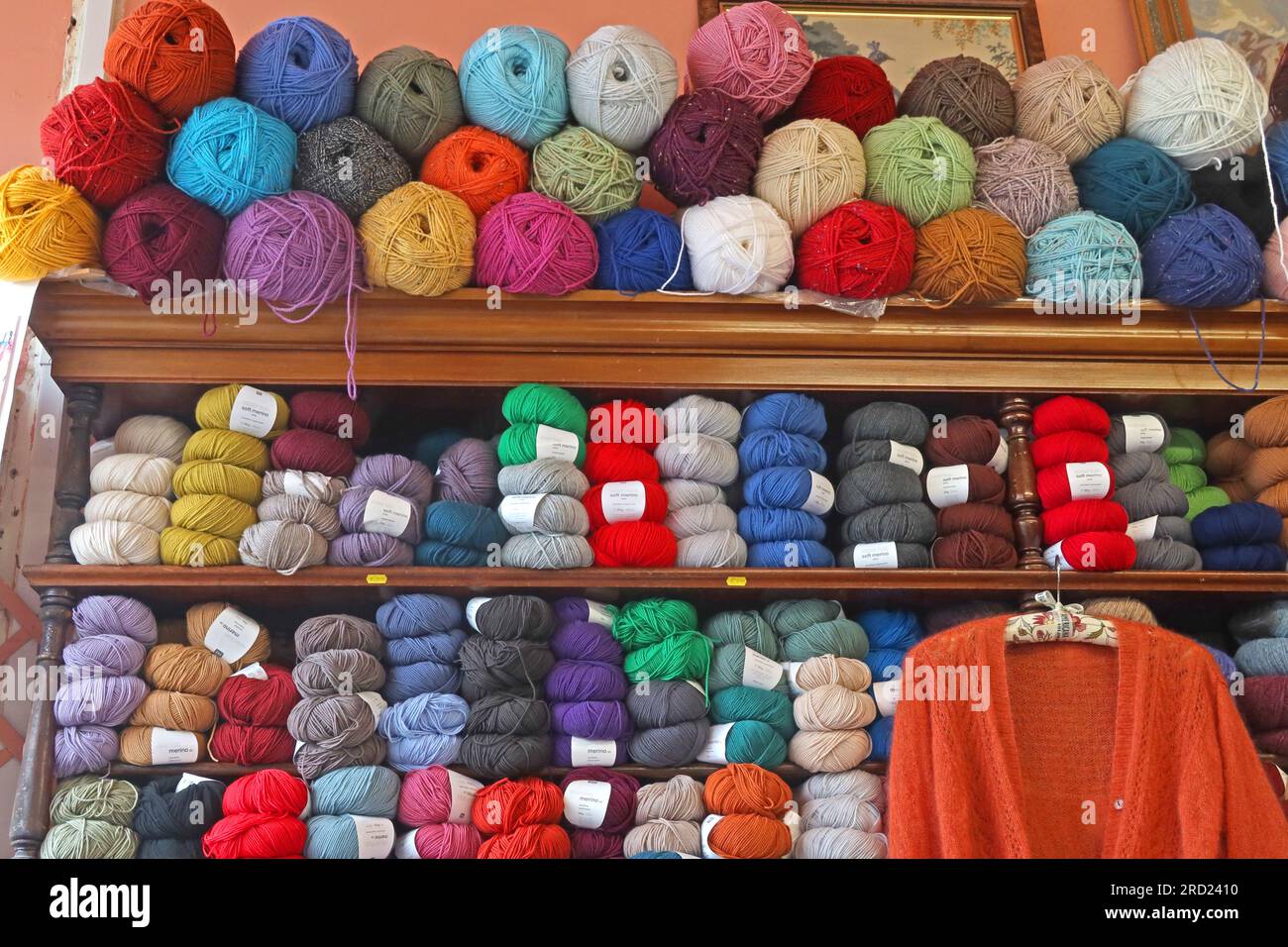 Boules de laine à tricoter, dans un magasin à Filey, North Yorkshire, Angleterre, Royaume-Uni, Banque D'Images