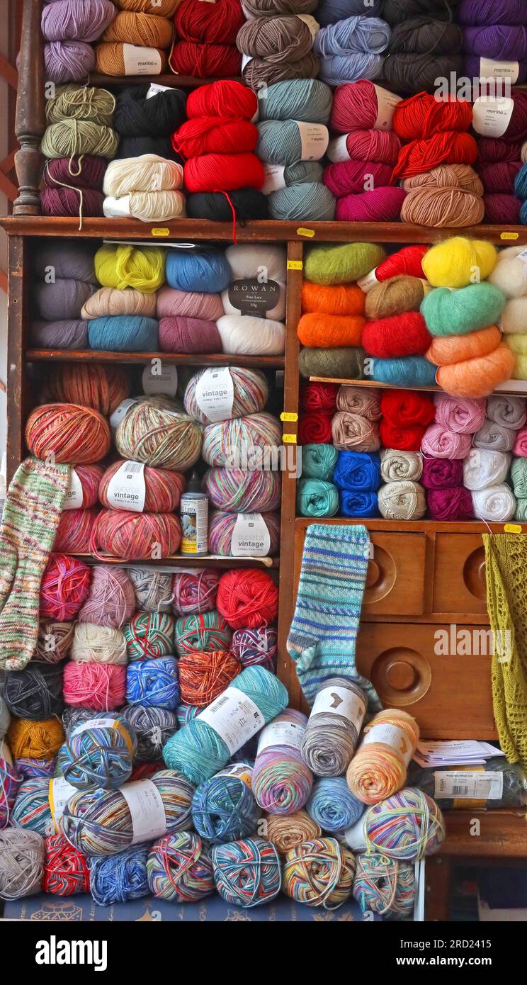 Boules de laine à tricoter, dans un magasin à Filey, North Yorkshire, Angleterre, Royaume-Uni, Banque D'Images