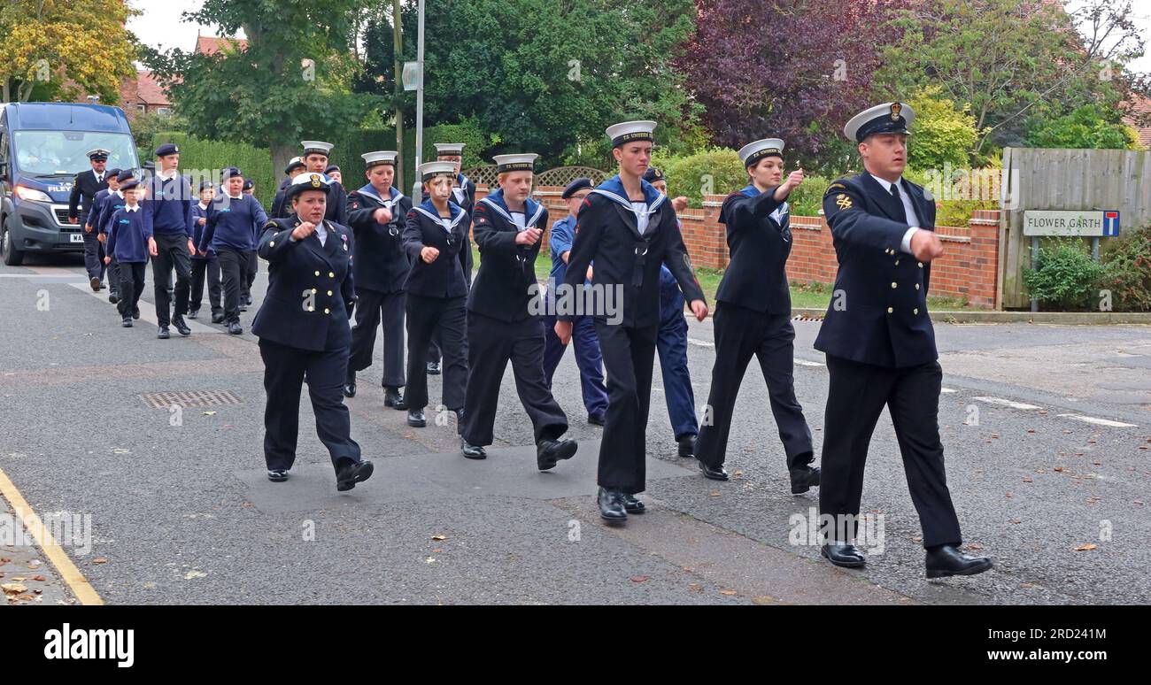 Filey cadets de la mer en parade de TS Unseen, Southdene, Filey, North Yorkshire, Angleterre, ROYAUME-UNI, YO14 9BB Banque D'Images